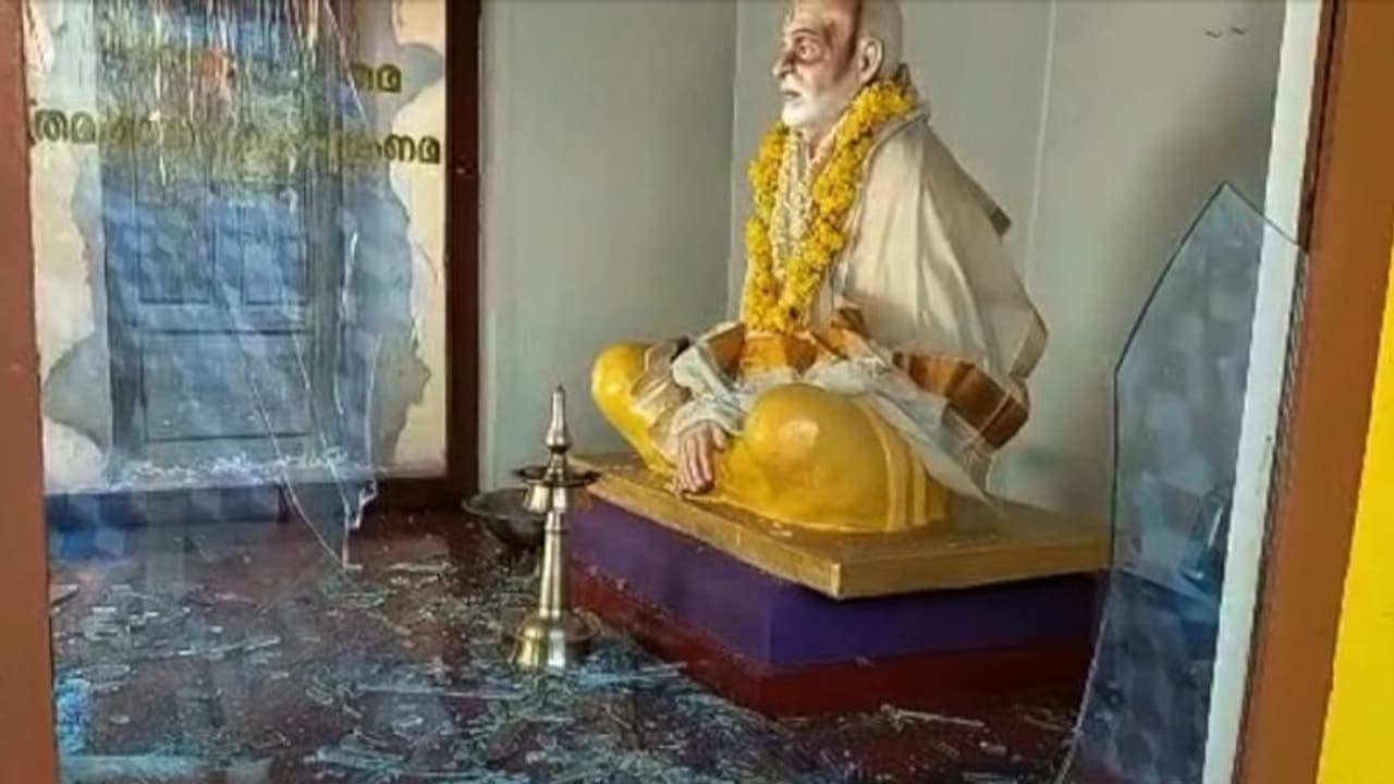 ആലപ്പുഴയിൽ ശ്രീനാരായണ ഗുരുമന്ദിരം അടിച്ചു തകർത്തു: നാല് പേര് പൊലീസ് കസ്റ്റഡിയിൽ ആലപ്പുഴയിൽ ശ്രീനാരായണ ഗുരുമന്ദിരം അടിച്ചു തകർത്തു: നാല് പേര് പൊലീസ് കസ്റ്റഡിയിൽ