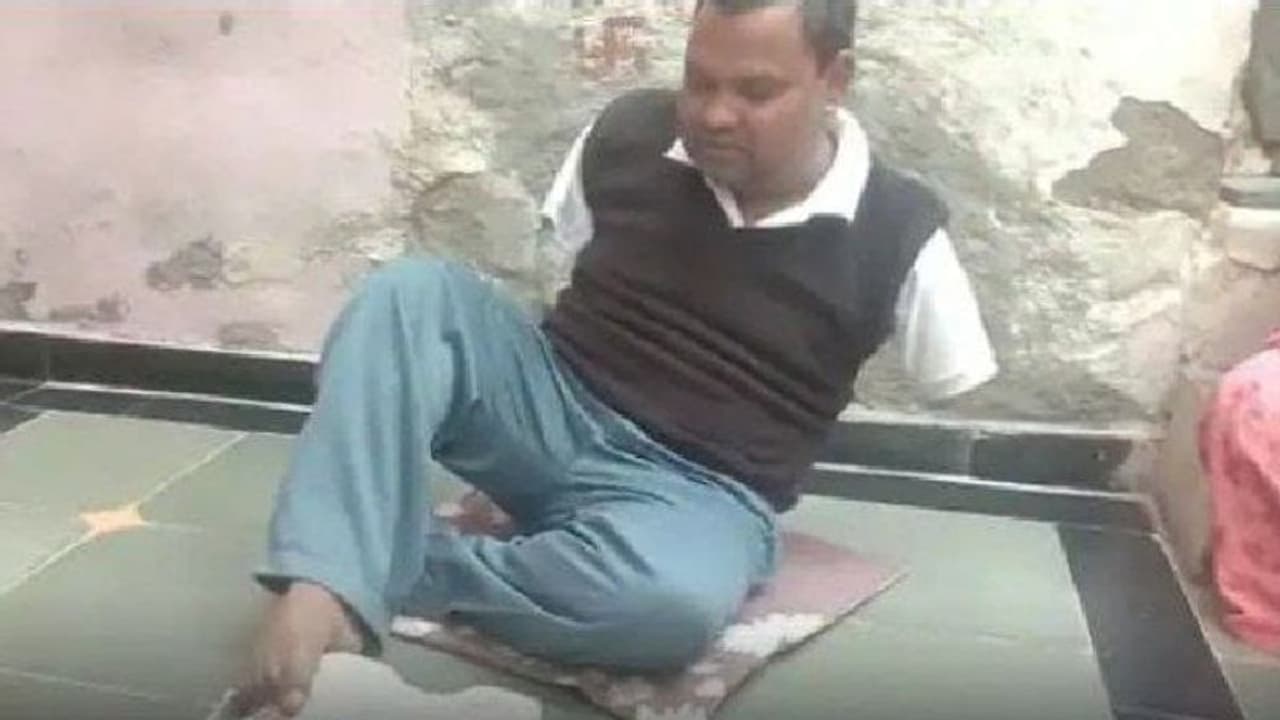 इस बच्चे के दोनों हाथ कट चुके...कई महीने बेड पर रहा, जिंदगी जीना मुश्किल था, अब इतिहास रचने जा रहा इस बच्चे के दोनों हाथ कट चुके...कई महीने बेड पर रहा, जिंदगी जीना मुश्किल था, अब इतिहास रचने जा रहा