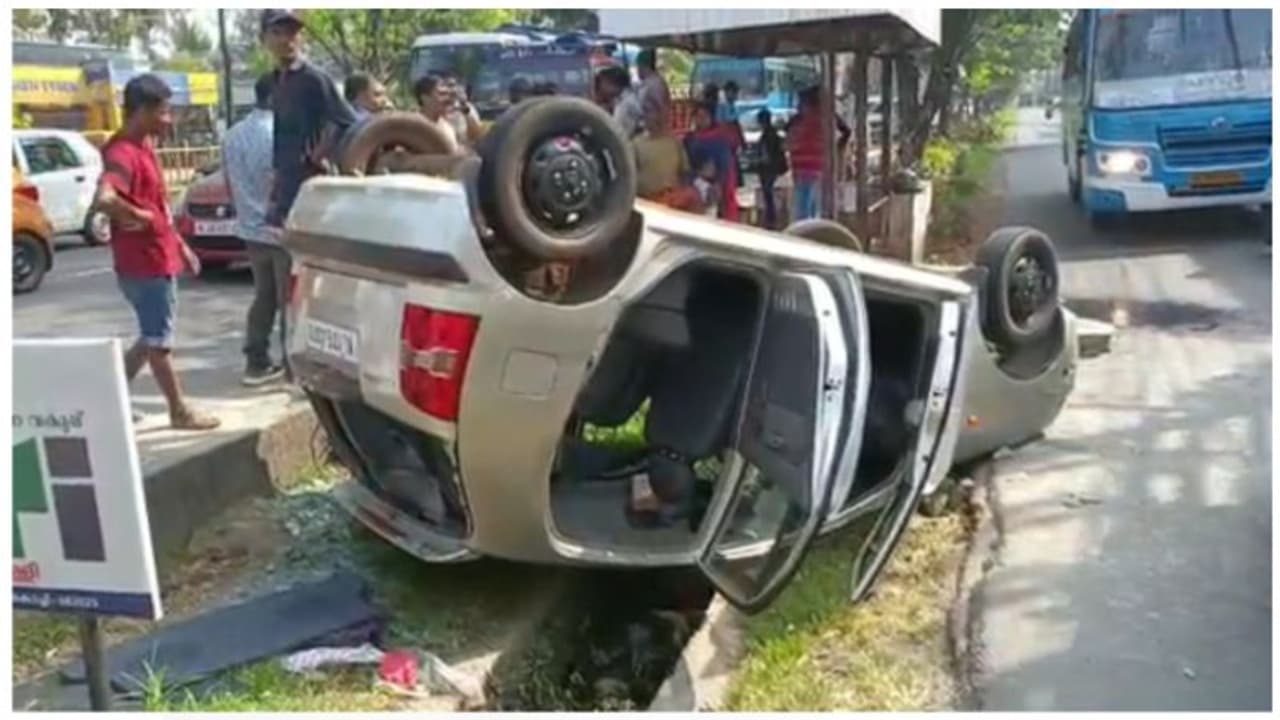 ബൈക്കുകളെയും യാത്രക്കാരെയും ഇടിച്ചു, ദേശീയ പാതയിൽ കാർ നിയന്ത്രണം വിട്ട് തലകീഴായി മറഞ്ഞു ബൈക്കുകളെയും യാത്രക്കാരെയും ഇടിച്ചു, ദേശീയ പാതയിൽ കാർ നിയന്ത്രണം വിട്ട് തലകീഴായി മറഞ്ഞു