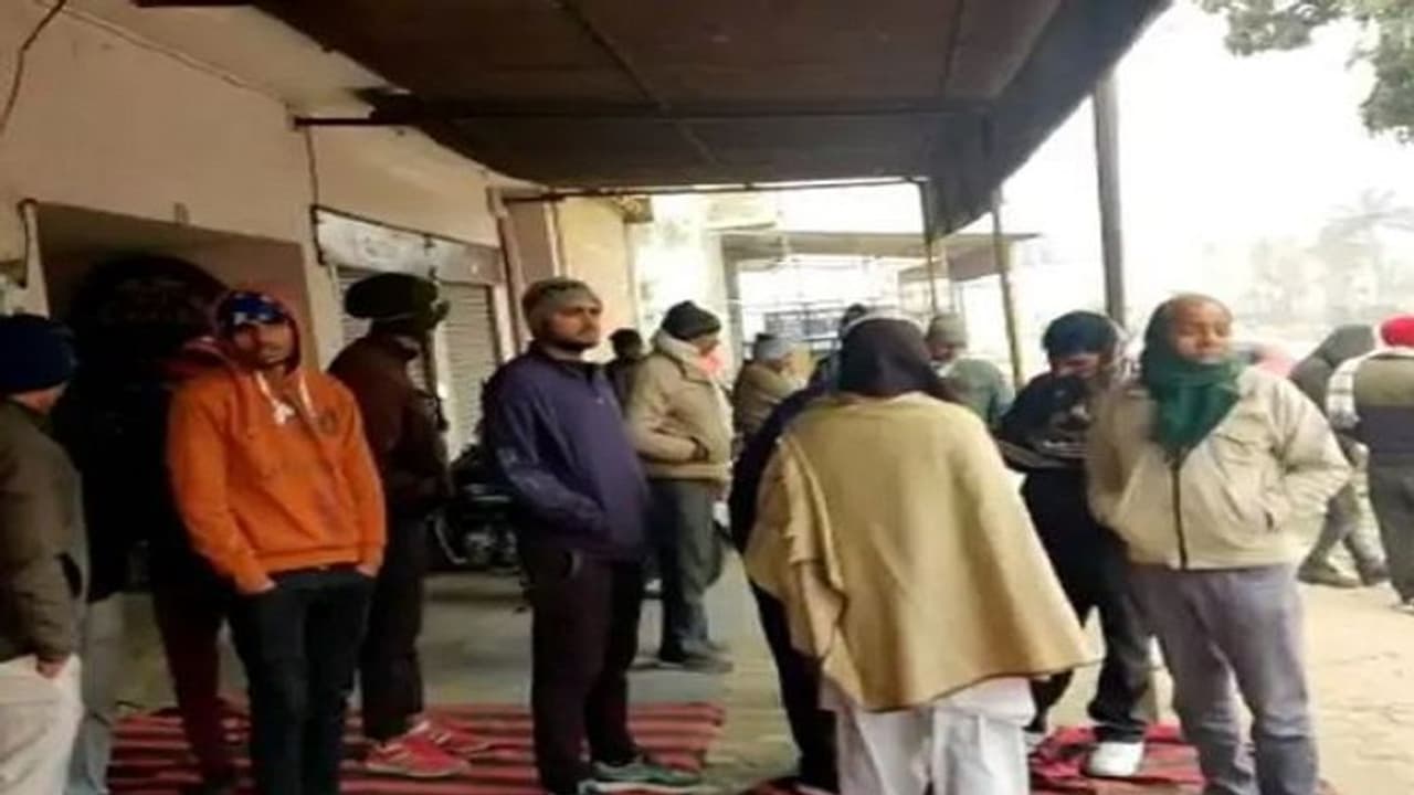 जहरीली शराब पीने से 2 भाइयों की मौत, कमरे के अंदर दोनों के शव देख मां रह गई हैरान, ग्रामीण लगा रहे गंभीर आरोप जहरीली शराब पीने से 2 भाइयों की मौत, कमरे के अंदर दोनों के शव देख मां रह गई हैरान, ग्रामीण लगा रहे गंभीर आरोप