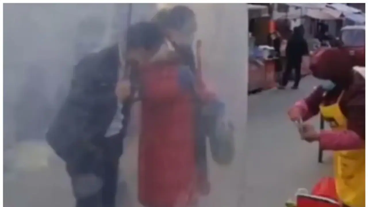 చైనాలో కరోనా ఉధృతిని ఎదుర్కోవడానికి ఈ కపుల్ ప్రయోగం వైరల్.. వీడియో ఇదే చైనాలో కరోనా ఉధృతిని ఎదుర్కోవడానికి ఈ కపుల్ ప్రయోగం వైరల్.. వీడియో ఇదే