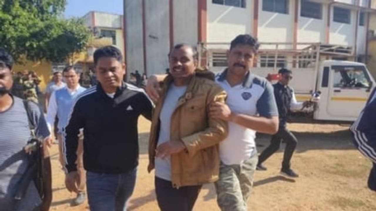 CAF के जवान ने साथी की साथी की गोली मारकर हत्या, दूसरे जवान पर भी 4 राउंड फायरिंग, पुलिस ने किया गिरफ्तार CAF के जवान ने साथी की साथी की गोली मारकर हत्या, दूसरे जवान पर भी 4 राउंड फायरिंग, पुलिस ने किया गिरफ्तार