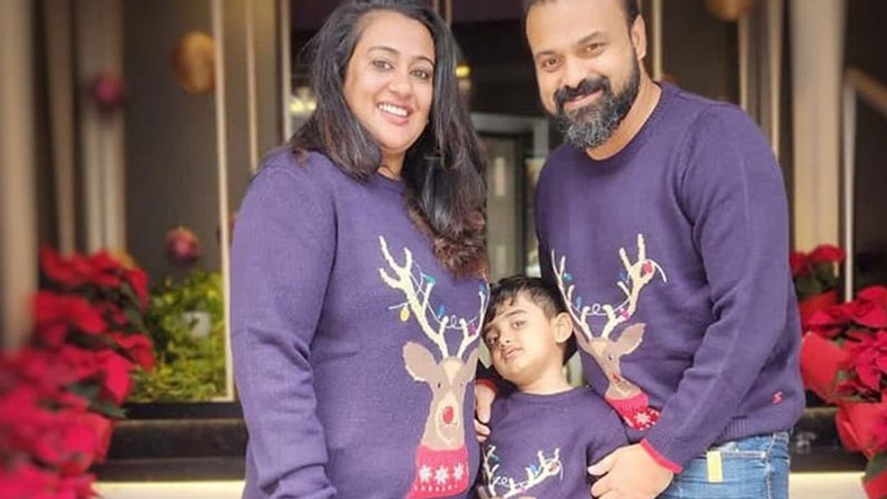 ഇസക്കുട്ടനും പ്രിയയ്‍ക്കും ഒപ്പം ചാക്കോച്ചൻ, താരത്തിന്റെ കുടുംബ ഫോട്ടോ ഏറ്റെടുത്ത് ആരാധകര്‍