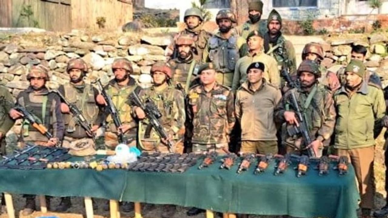 జమ్మూ కాశ్మీర్ లో భారీ స్థాయిలో ఆయుధాలు పట్టివేత.. ఏకేఎస్ 74 రైఫిళ్లు, చైనీస్ పిస్టల్స్ స్వాధీనం జమ్మూ కాశ్మీర్ లో భారీ స్థాయిలో ఆయుధాలు పట్టివేత.. ఏకేఎస్ 74 రైఫిళ్లు, చైనీస్ పిస్టల్స్ స్వాధీనం