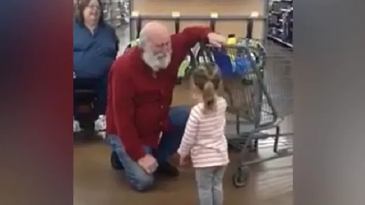 ഷോപ്പിംഗിനെത്തിയ 'വെള്ള താടിക്കാര'നെ കണ്ട് സാന്‍റ ക്ലോസാണെന്ന് കരുതിയ കുഞ്ഞ്; വീഡിയോ...