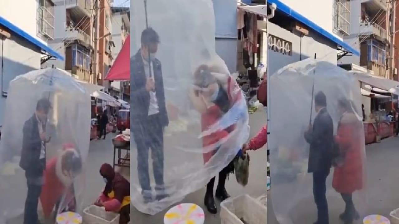 கொரோனா பாதிப்பின் உச்சத்தில் சீனா… வெளியே செல்ல புது டெக்னிக் கண்டுப்பிடித்த தம்பதி… வீடியோ வைரல்!!