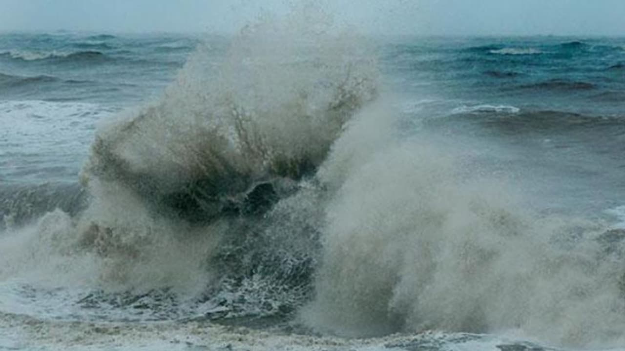 തിരുവനന്തപുരം കടൽത്തീരത്ത് ക്രിസ്മസ് ആഘോഷത്തിനെത്തിയ മൂന്നുപേരെ കാണാതായി, ഒരാൾ മരിച്ചു