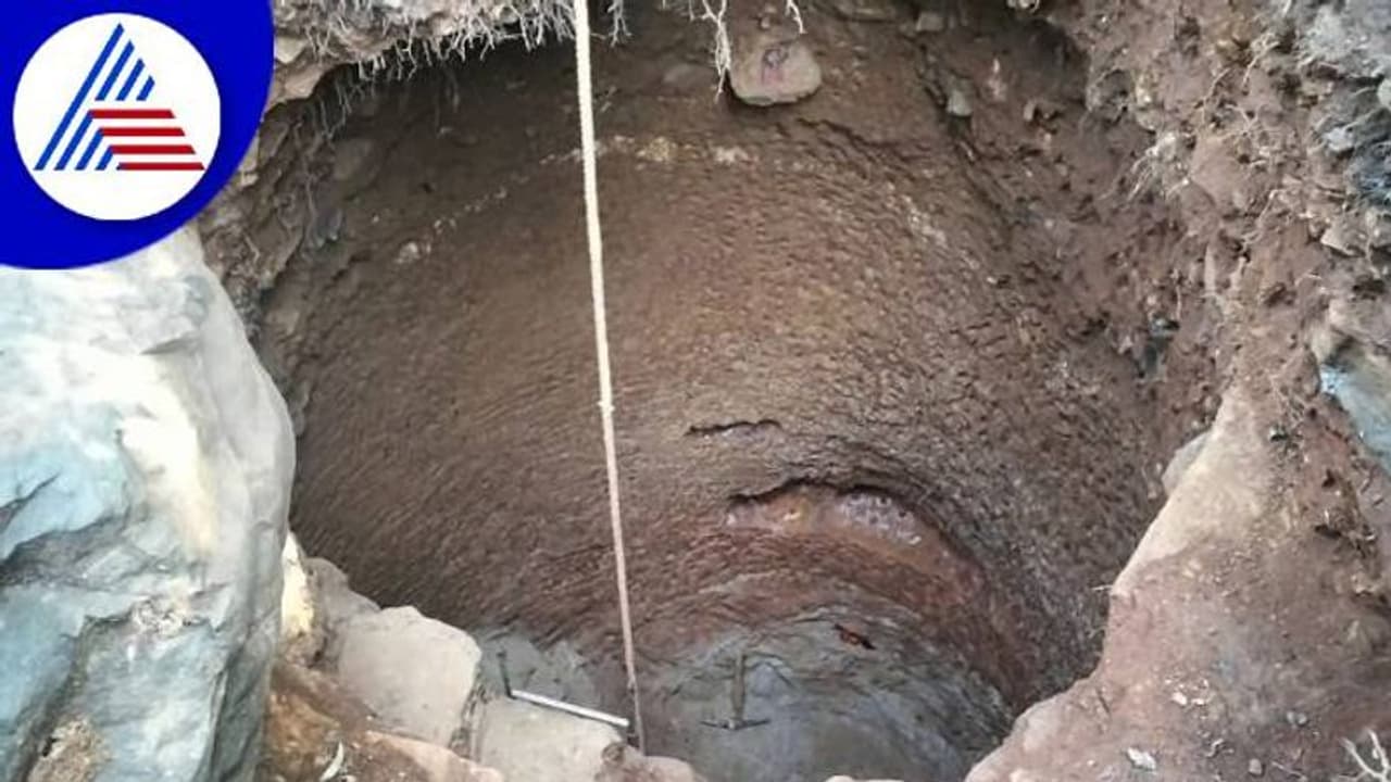 ಉತ್ತರಕನ್ನಡ: ನಿಧಿ ಆಸೆಗೆ ಬಿದ್ದು ಬಾವಿ ತೋಡಿದ ಖದೀಮರು..! ಉತ್ತರಕನ್ನಡ: ನಿಧಿ ಆಸೆಗೆ ಬಿದ್ದು ಬಾವಿ ತೋಡಿದ ಖದೀಮರು..!