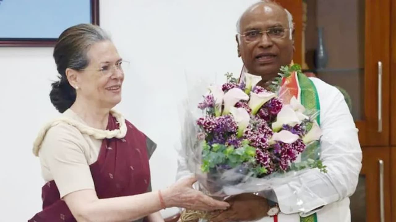 ಗಾಂಧಿ ಕುಟುಂಬವಿಲ್ಲದೆ ಕಾಂಗ್ರೆಸ್ ಮಹಾಧಿವೇಶನ, ಖರ್ಗೆಗೆ ಪೂರ್ಣ ಸ್ವಾತಂತ್ರ್ಯ ನೀಡಲು ನಿರ್ಧಾರ! ಗಾಂಧಿ ಕುಟುಂಬವಿಲ್ಲದೆ ಕಾಂಗ್ರೆಸ್ ಮಹಾಧಿವೇಶನ, ಖರ್ಗೆಗೆ ಪೂರ್ಣ ಸ್ವಾತಂತ್ರ್ಯ ನೀಡಲು ನಿರ್ಧಾರ!