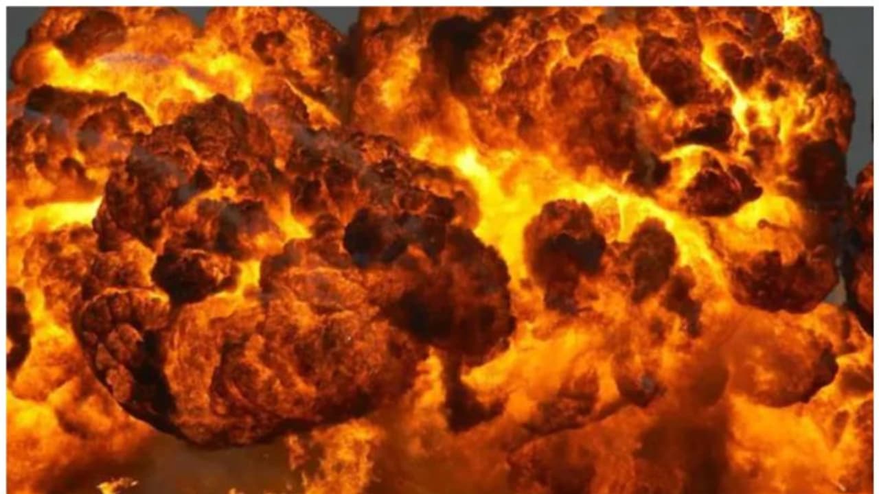 अफगानिस्तान: काबुल स्थित मिलिट्री एयरपोर्ट के बाहर बम धमाका, मारे गए कई लोग