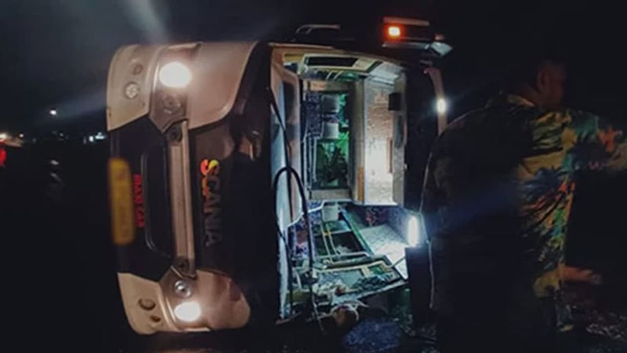 तमिलनाडु में एक और हादसा, 24 सवारियों को ले जा रही मिनीवैन दुर्घटनाग्रस्त तमिलनाडु में एक और हादसा, 24 सवारियों को ले जा रही मिनीवैन दुर्घटनाग्रस्त