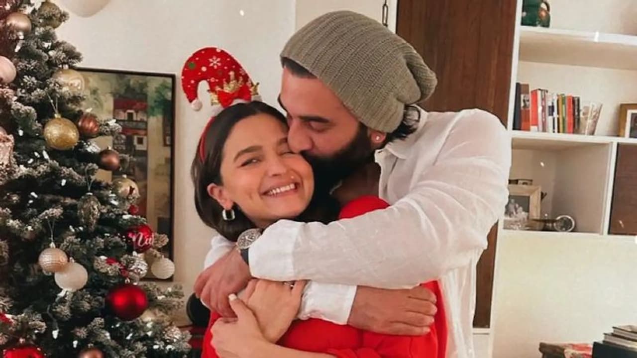 Alia Bhatt, Ranbir Kapoor's romantic picture goes viral: Couple celebrate Christmas with close family Alia Bhatt, Ranbir Kapoor's romantic picture goes viral: Couple celebrate Christmas with close family