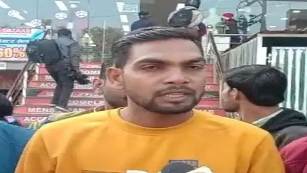 सेंटा की ड्रेंस नहीं पहनने पर युवक को नौकरी से निकाला बाहर, हिंदूवादी संगठन ने हंगामा करने के साथ की ये मांग सेंटा की ड्रेंस नहीं पहनने पर युवक को नौकरी से निकाला बाहर, हिंदूवादी संगठन ने हंगामा करने के साथ की ये मांग