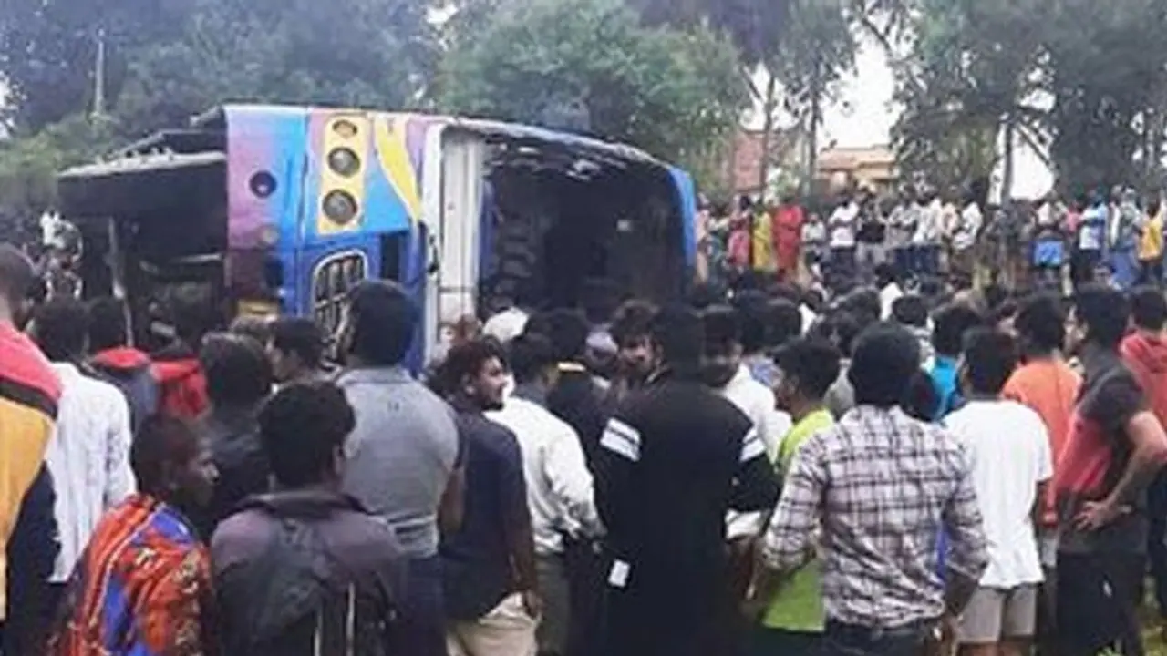 வளைவில் திரும்பிய போது தலைகுப்புற கவிழ்ந்த தனியார் பேருந்து.. அலறிய 40 பயணிகள்.. 3 பேர் ஸ்பாட் அவுட்?