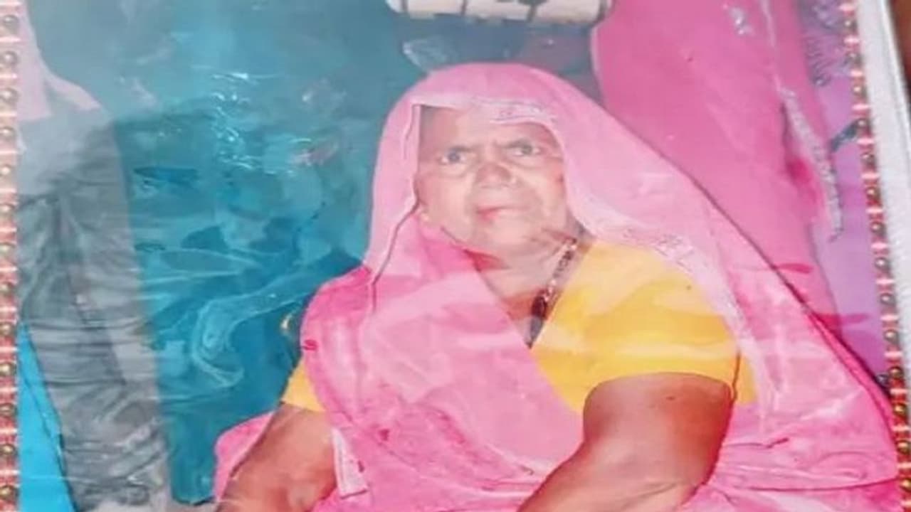 शराब के लिए बेटे ने पिता पर किया कुल्हाड़ी से हमला, बीचबचाव करने आई दादी को पोते ने दे दी दर्दनाक मौत