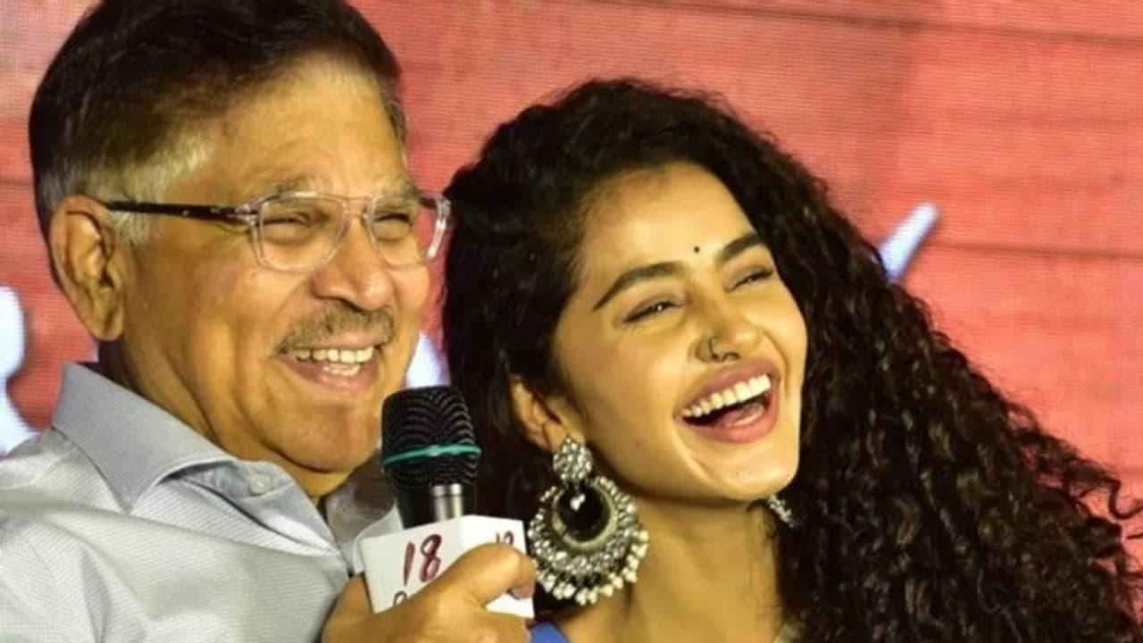 ಅನುಪಮಾಗೆ ಮಗಳು ಎಂದ ಅಲ್ಲು ಅರ್ಜುನ್ ತಂದೆ; ಮಾವಯ್ಯ ಎಂದು ಕಾಲೆಳೆದ ನೆಟ್ಟಿಗರು ಅನುಪಮಾಗೆ ಮಗಳು ಎಂದ ಅಲ್ಲು ಅರ್ಜುನ್ ತಂದೆ; ಮಾವಯ್ಯ ಎಂದು ಕಾಲೆಳೆದ ನೆಟ್ಟಿಗರು