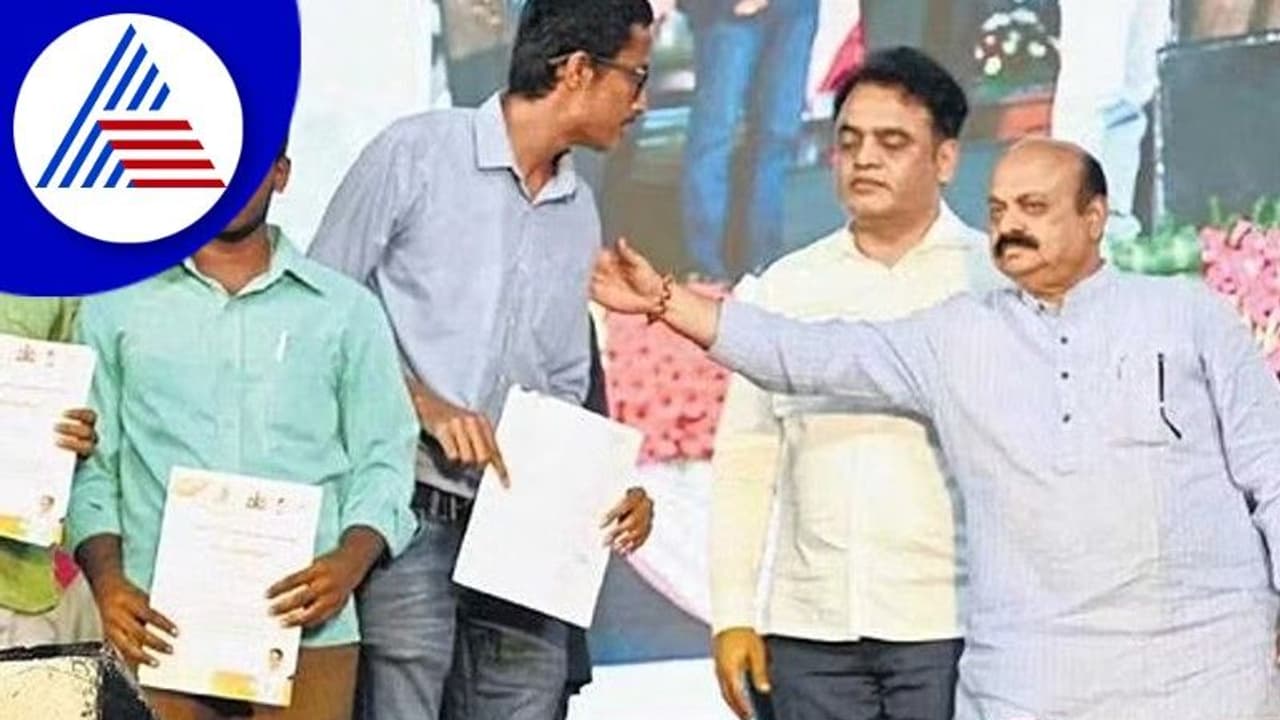 10 ಸಾವಿರ ಯುವಕರಿಗೆ ಉದ್ಯೋಗ ಪತ್ರ ನೀಡಿದ ಸಿಎಂ 10 ಸಾವಿರ ಯುವಕರಿಗೆ ಉದ್ಯೋಗ ಪತ್ರ ನೀಡಿದ ಸಿಎಂ