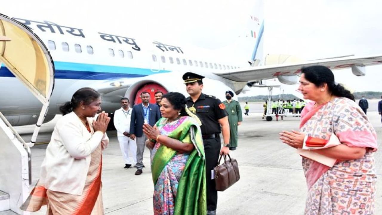శంషాబాద్ ఎయిర్పోర్టుకు చేరుకున్న రాష్ట్రపతి ముర్ము.. ఆర్మీ హెలికాఫ్టర్లో శ్రీశైలంకు పయనం.. శంషాబాద్ ఎయిర్పోర్టుకు చేరుకున్న రాష్ట్రపతి ముర్ము.. ఆర్మీ హెలికాఫ్టర్లో శ్రీశైలంకు పయనం..