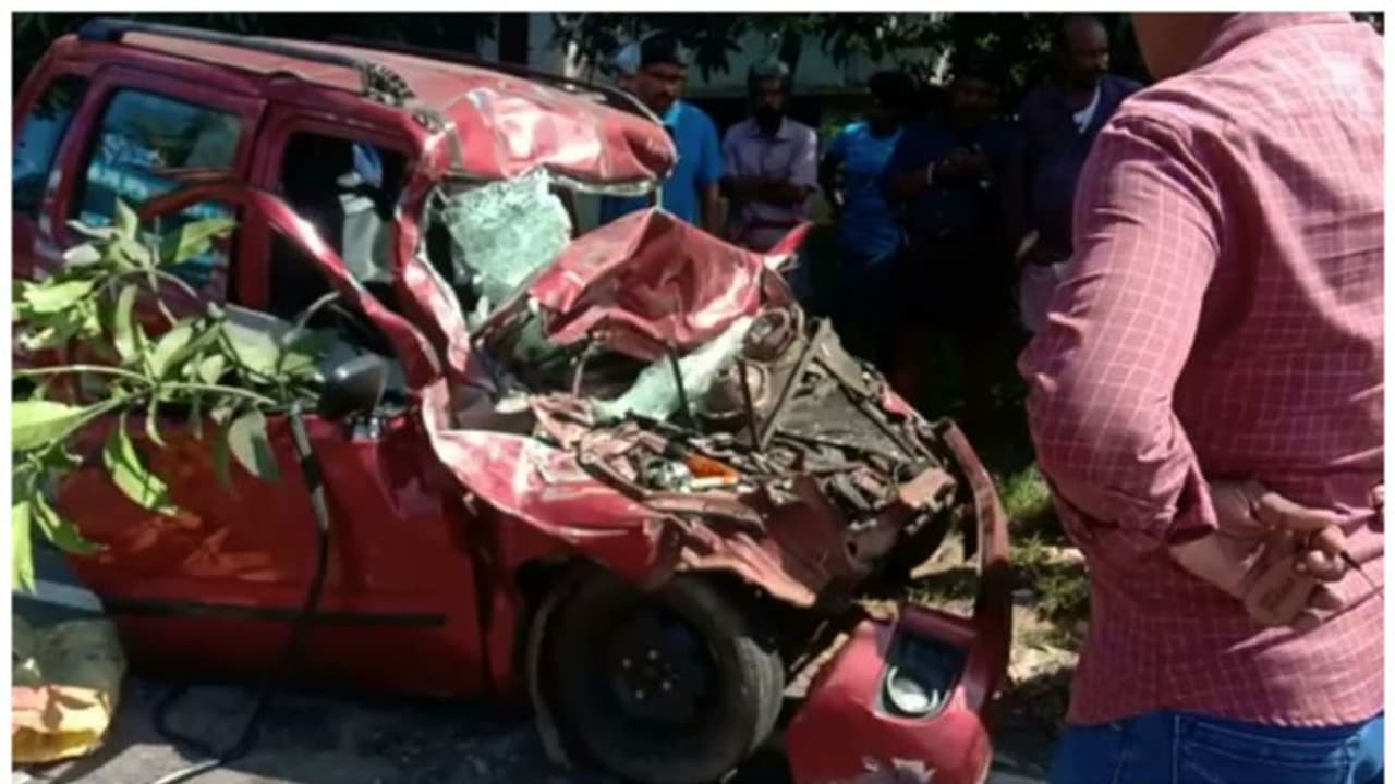 തൃശ്ശൂരിൽ കാറും ബസും കൂട്ടിയിടിച്ചു, ഒരു കുടുംബത്തിലെ നാല് പേ‍ര്‍ മരിച്ചു 