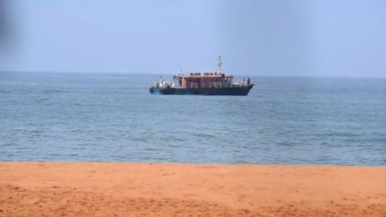 ക്രിസ്മസ് ആഘോഷത്തിനിടെ അഞ്ചുതെങ്ങിൽ കടലിൽ കാണാതായവർക്കായി തെരച്ചിൽ പുനരാരംഭിച്ചു ക്രിസ്മസ് ആഘോഷത്തിനിടെ അഞ്ചുതെങ്ങിൽ കടലിൽ കാണാതായവർക്കായി തെരച്ചിൽ പുനരാരംഭിച്ചു