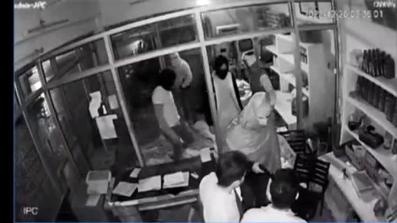 देखें थाने से सिर्फ 50 मीटर दूर पेट्रोल पंप पर लूट का CCTV देखें थाने से सिर्फ 50 मीटर दूर पेट्रोल पंप पर लूट का CCTV