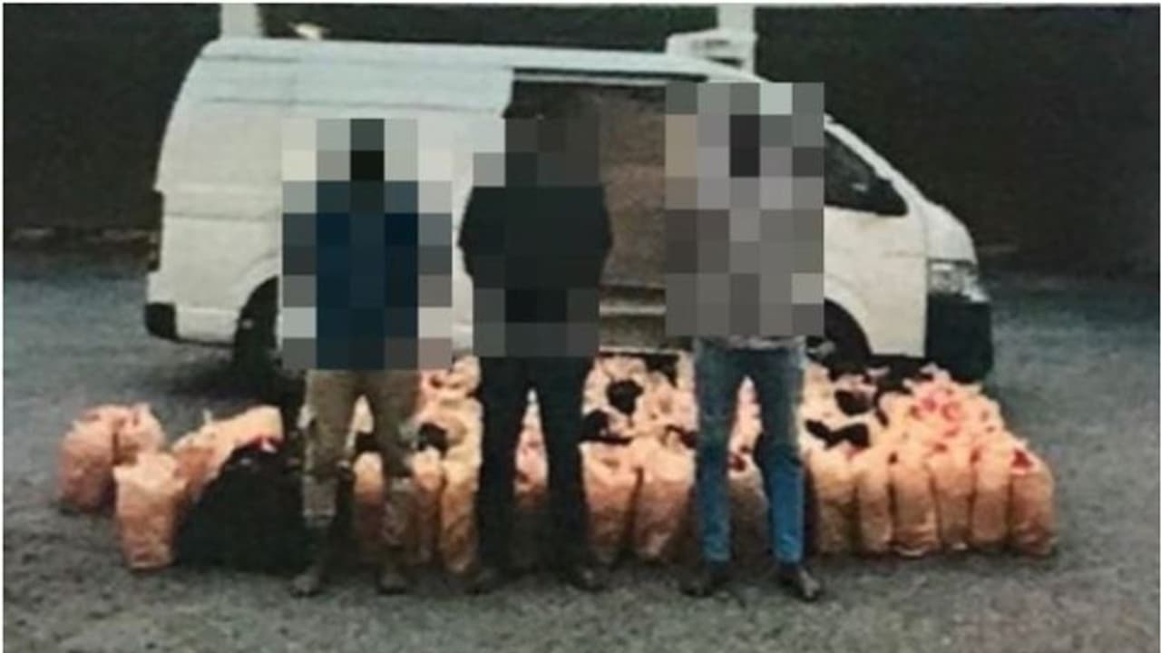 പ്രാദേശികമായി നിര്മ്മിച്ച 830 കുപ്പി മദ്യവുമായി മൂന്നുപേര് പിടിയില് പ്രാദേശികമായി നിര്മ്മിച്ച 830 കുപ്പി മദ്യവുമായി മൂന്നുപേര് പിടിയില്