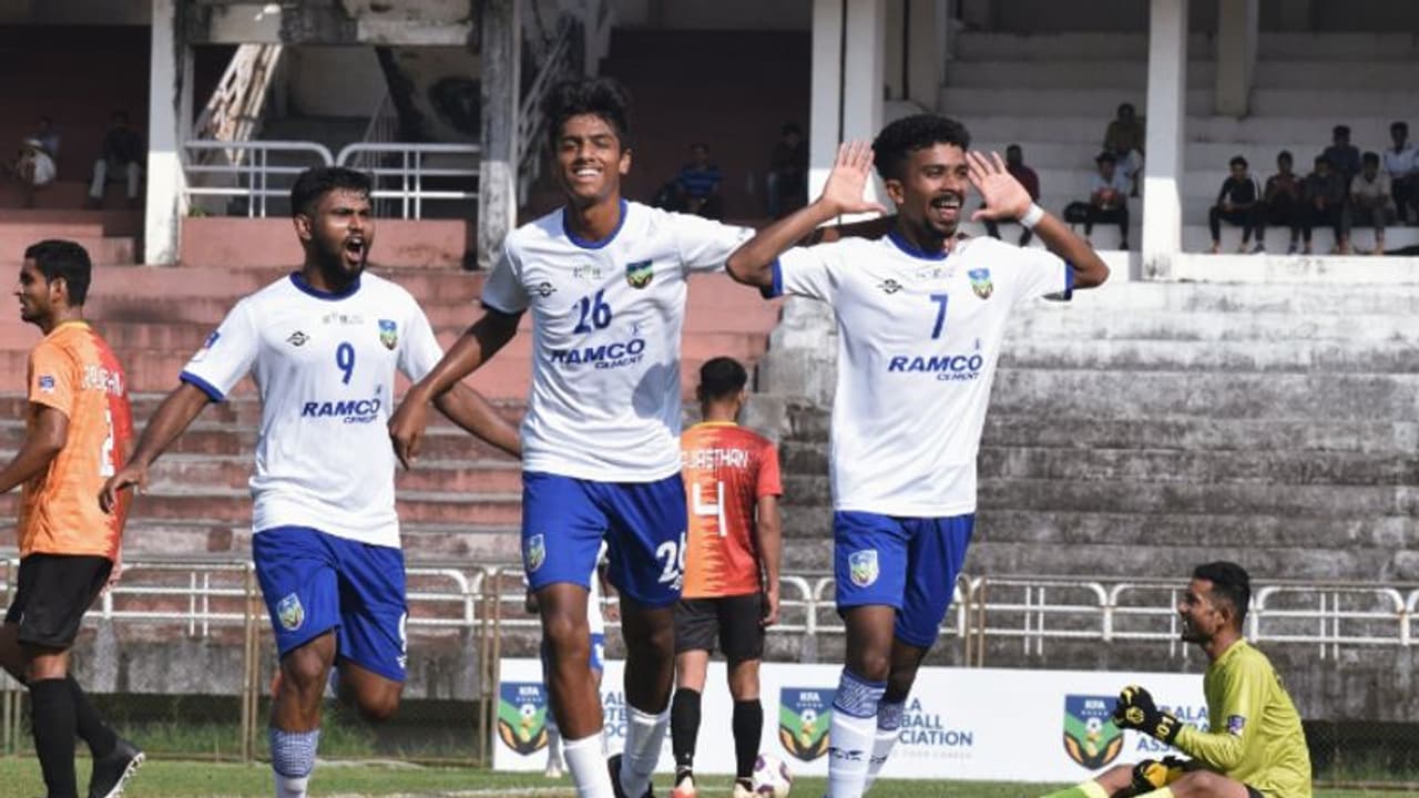 സന്തോഷ് ട്രോഫിയില് കേരളത്തിന് രണ്ടാം ജയം; ബീഹാറിനെ തകര്ത്തത് ഒന്നിനെതിരെ നാല് ഗോളിന് സന്തോഷ് ട്രോഫിയില് കേരളത്തിന് രണ്ടാം ജയം; ബീഹാറിനെ തകര്ത്തത് ഒന്നിനെതിരെ നാല് ഗോളിന്