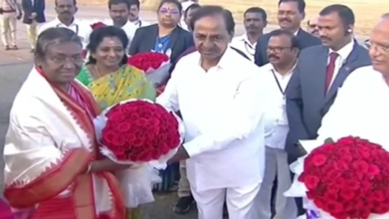 శీతకాల విడిదికి తెలంగాణకు రాష్ట్రపతి ద్రౌపది ముర్ము.. స్వాగతం పలికిన సీఎం కేసీఆర్.. 