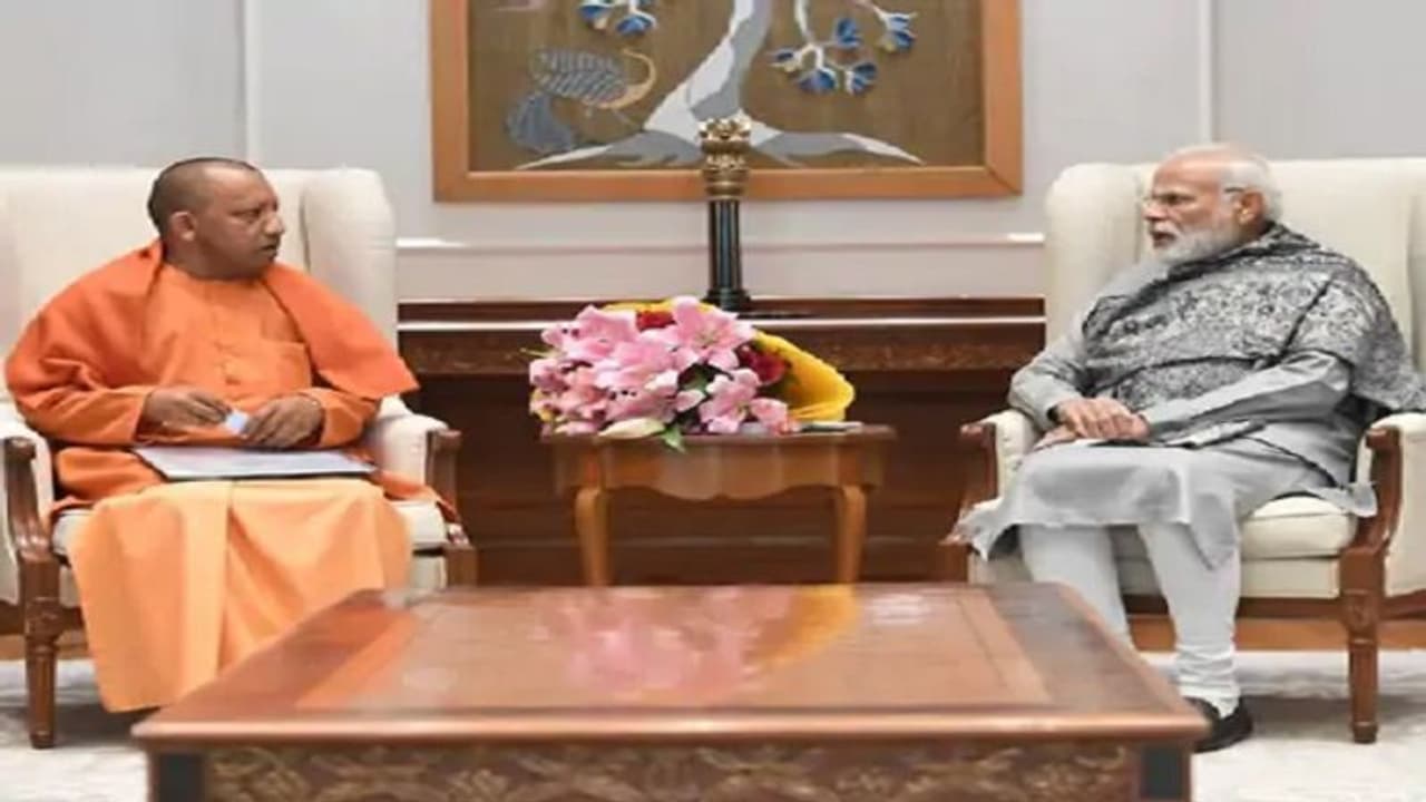 CM योगी ने मंत्रियों के विदेश दौरे की PM मोदी को दी रिपोर्ट, जानिए इस मुलाकात के बाद क्या होंगे सियासी मायने CM योगी ने मंत्रियों के विदेश दौरे की PM मोदी को दी रिपोर्ट, जानिए इस मुलाकात के बाद क्या होंगे सियासी मायने
