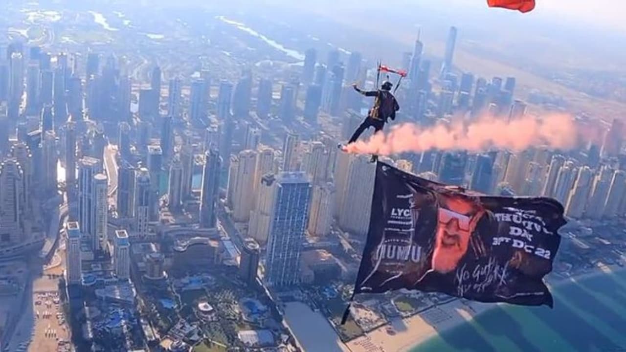 வானத்தில் இருந்து குதித்து... 'துணிவு' படத்திற்கு புரோமோஷன் செய்த போனி கபூர்! வெளியான வேற லெவல் வீடியோ!