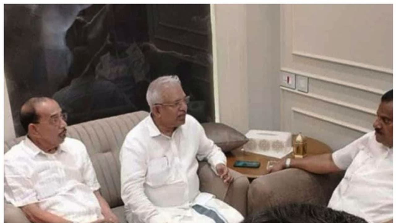 വിവാദങ്ങൾക്കിടെ കല്യാണച്ചടങ്ങിൽ ഒന്നിച്ച് പങ്കെടുത്ത് ഇപിയും പിജെയും വിവാദങ്ങൾക്കിടെ കല്യാണച്ചടങ്ങിൽ ഒന്നിച്ച് പങ്കെടുത്ത് ഇപിയും പിജെയും