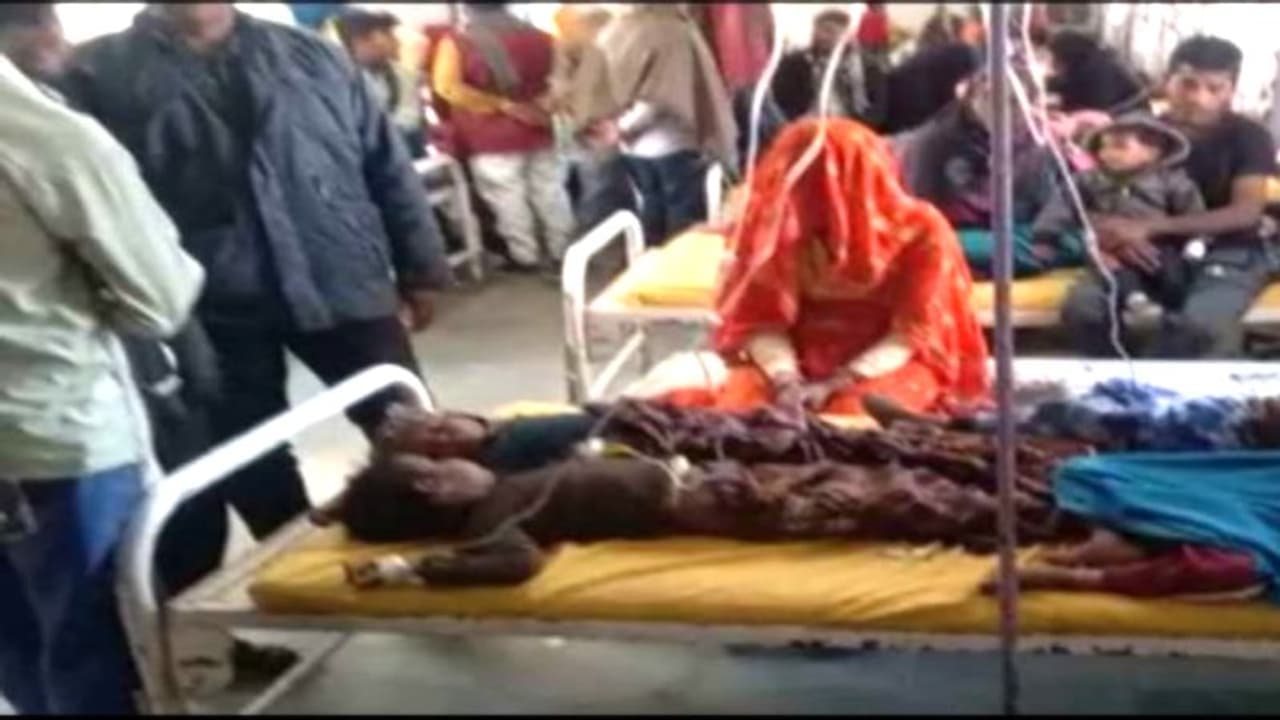 राजस्थान में ऐसा क्या हो गया कि अचानक 400 से ज्यादा लोग हो गए बीमार, गांव में मचा हड़कंप राजस्थान में ऐसा क्या हो गया कि अचानक 400 से ज्यादा लोग हो गए बीमार, गांव में मचा हड़कंप