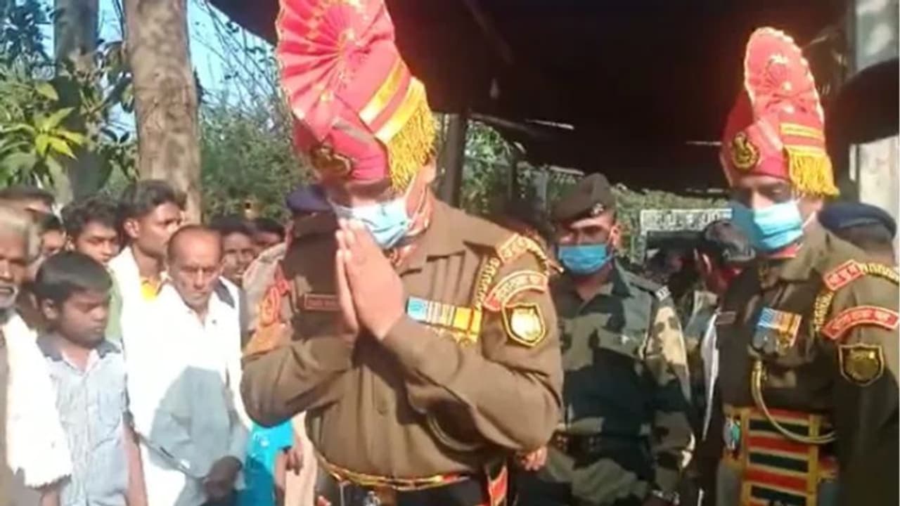 മകളുടെ അശ്ലീല ദൃശ്യങ്ങൾ സഹപാഠി ഓൺലൈനിൽ പങ്കുവച്ചു, ചോദ്യംചെയ്ത ജവാനെ തല്ലിക്കൊന്നു മകളുടെ അശ്ലീല ദൃശ്യങ്ങൾ സഹപാഠി ഓൺലൈനിൽ പങ്കുവച്ചു, ചോദ്യംചെയ്ത ജവാനെ തല്ലിക്കൊന്നു