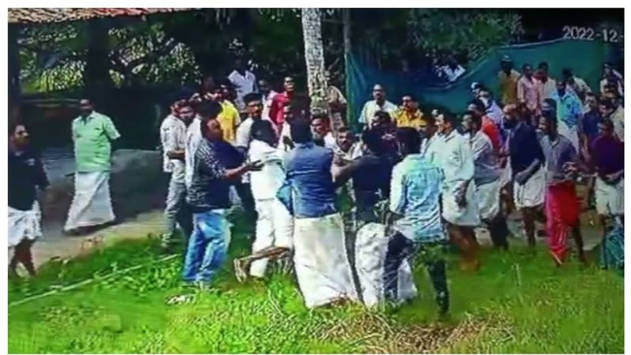 കൊല്ലത്ത് ക്ഷേത്രഭൂമിയെ ചൊല്ലി തര്ക്കം: കമ്പി വടികളും മരക്കഷ്ണങ്ങളുമായി ചേരിതിരിഞ്ഞ് സംഘര്ഷം കൊല്ലത്ത് ക്ഷേത്രഭൂമിയെ ചൊല്ലി തര്ക്കം: കമ്പി വടികളും മരക്കഷ്ണങ്ങളുമായി ചേരിതിരിഞ്ഞ് സംഘര്ഷം