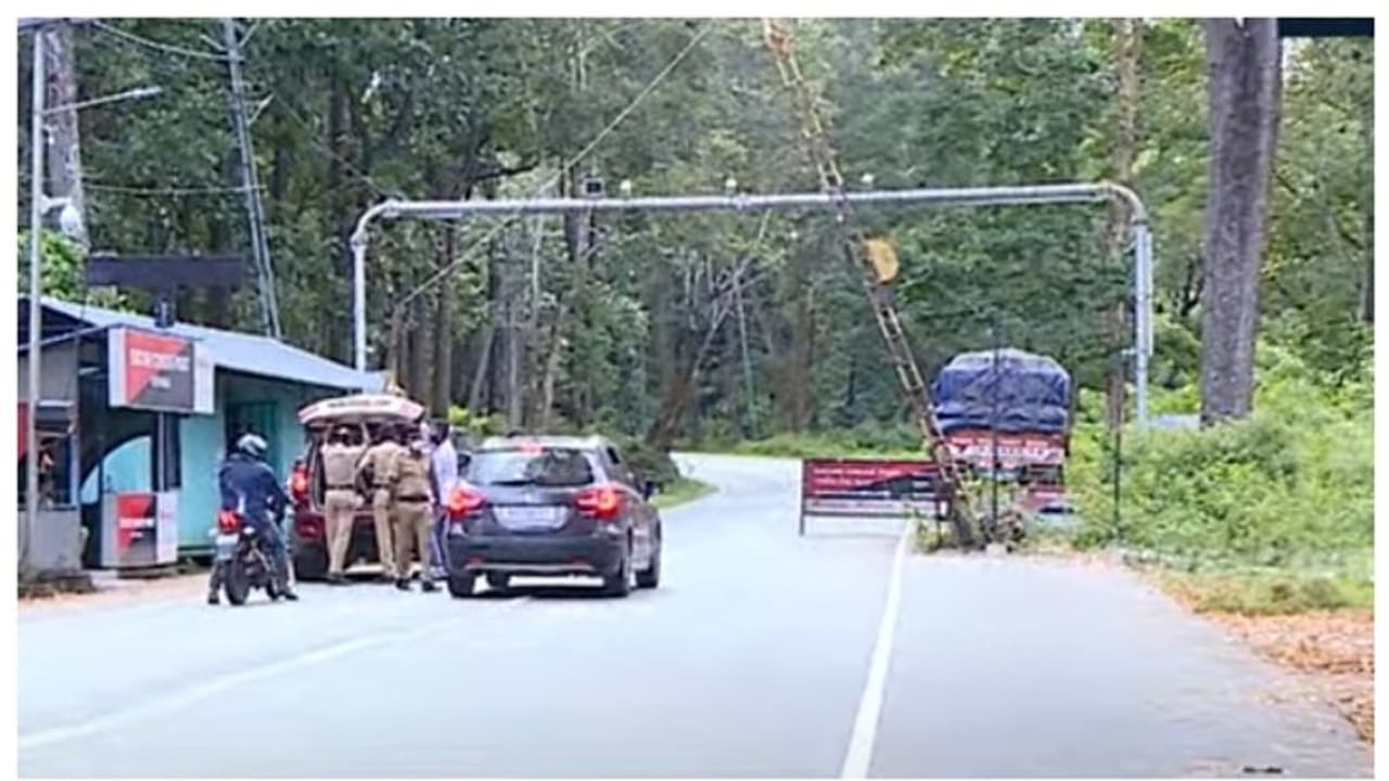 മുത്തങ്ങ ചെക്ക്പോസ്റ്റിൽ കൈക്കൂലി ആരോപണം: അഞ്ച് എക്സൈസ് ഉദ്യോഗസ്ഥര്ക്ക് സസ്പെന്ഷന് മുത്തങ്ങ ചെക്ക്പോസ്റ്റിൽ കൈക്കൂലി ആരോപണം: അഞ്ച് എക്സൈസ് ഉദ്യോഗസ്ഥര്ക്ക് സസ്പെന്ഷന്