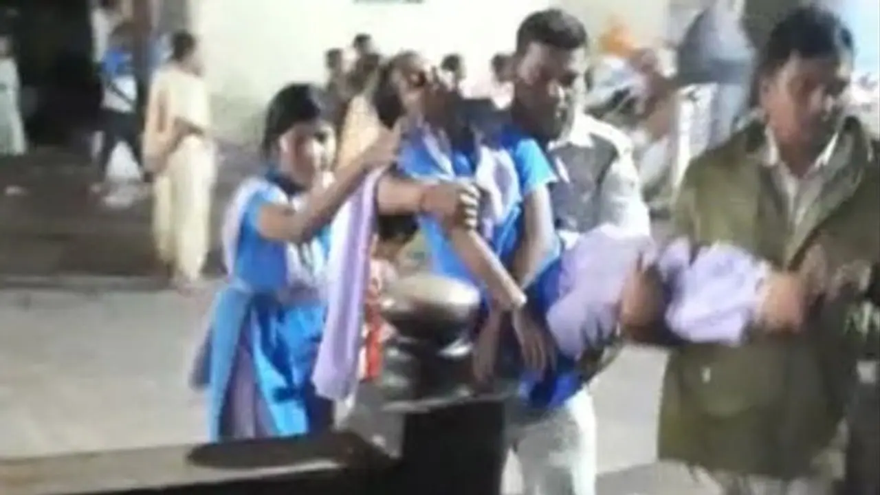 श्री जगन्नाथ पुरी मंदिर में अफरा तफरी में 6 छात्राएं घायल,कोलकाता में सेल्फी ले रही लड़की की ड्रेस में आग लगी