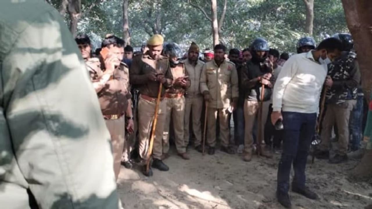 हत्या या आत्महत्या: प्रतापगढ़ में एक ही डाली से लटकता मिला प्रेमी जोड़े का शव, ग्रामीणों की बात से पुलिस हैरान हत्या या आत्महत्या: प्रतापगढ़ में एक ही डाली से लटकता मिला प्रेमी जोड़े का शव, ग्रामीणों की बात से पुलिस हैरान