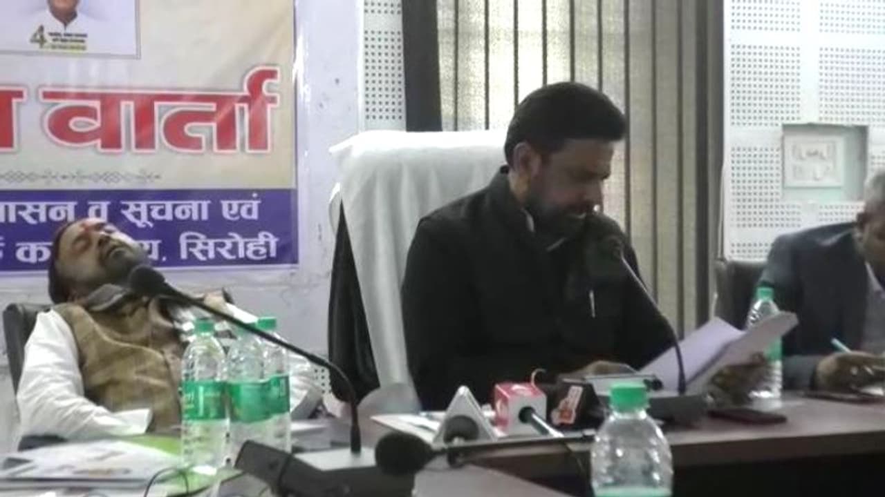 कांग्रेस सरकार के 4 साल के काम के गिनाने थे: सभा के बीच ही सो गए सीएम गहलोत के सलाहकार कांग्रेस सरकार के 4 साल के काम के गिनाने थे: सभा के बीच ही सो गए सीएम गहलोत के सलाहकार