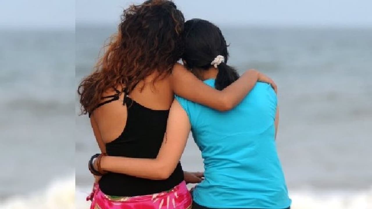 2 बच्चों की मां को नाबालिग लड़की से हुआ प्यार,दोनों कर बैठी शर्मनाक कांड! हर तरफ हो रही इनकी चर्चा 2 बच्चों की मां को नाबालिग लड़की से हुआ प्यार,दोनों कर बैठी शर्मनाक कांड! हर तरफ हो रही इनकी चर्चा