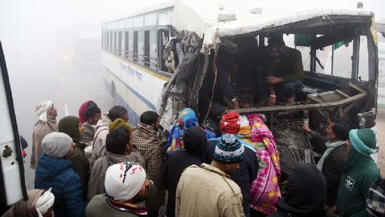 राजस्थान में कोहरा बना काल: सामने चल रहीं गाड़ियां भी नहीं दिख रहीं, मौत तक हो गई...देखिए उस मंजर का वीडियो राजस्थान में कोहरा बना काल: सामने चल रहीं गाड़ियां भी नहीं दिख रहीं, मौत तक हो गई...देखिए उस मंजर का वीडियो