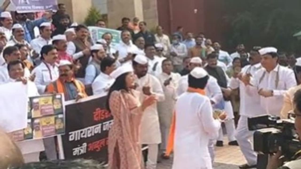 సరిహద్దు వివాదం.. మహారాష్ట్ర అసెంబ్లీ వెలుపల సరికొత్తగా నిరసన తెలిపిన ప్రతిపక్షం.. ఏం చేశారంటే ? సరిహద్దు వివాదం.. మహారాష్ట్ర అసెంబ్లీ వెలుపల సరికొత్తగా నిరసన తెలిపిన ప్రతిపక్షం.. ఏం చేశారంటే ?