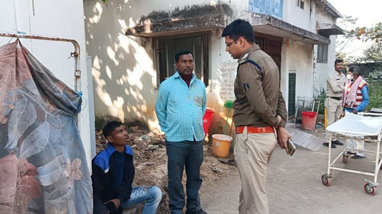 ఫోన్ మాట్లాడట్లేదని స్క్రూ డ్రైవర్తో 51 సార్లు పొడిచి చంపేసిన దుండగుడు ఫోన్ మాట్లాడట్లేదని స్క్రూ డ్రైవర్తో 51 సార్లు పొడిచి చంపేసిన దుండగుడు