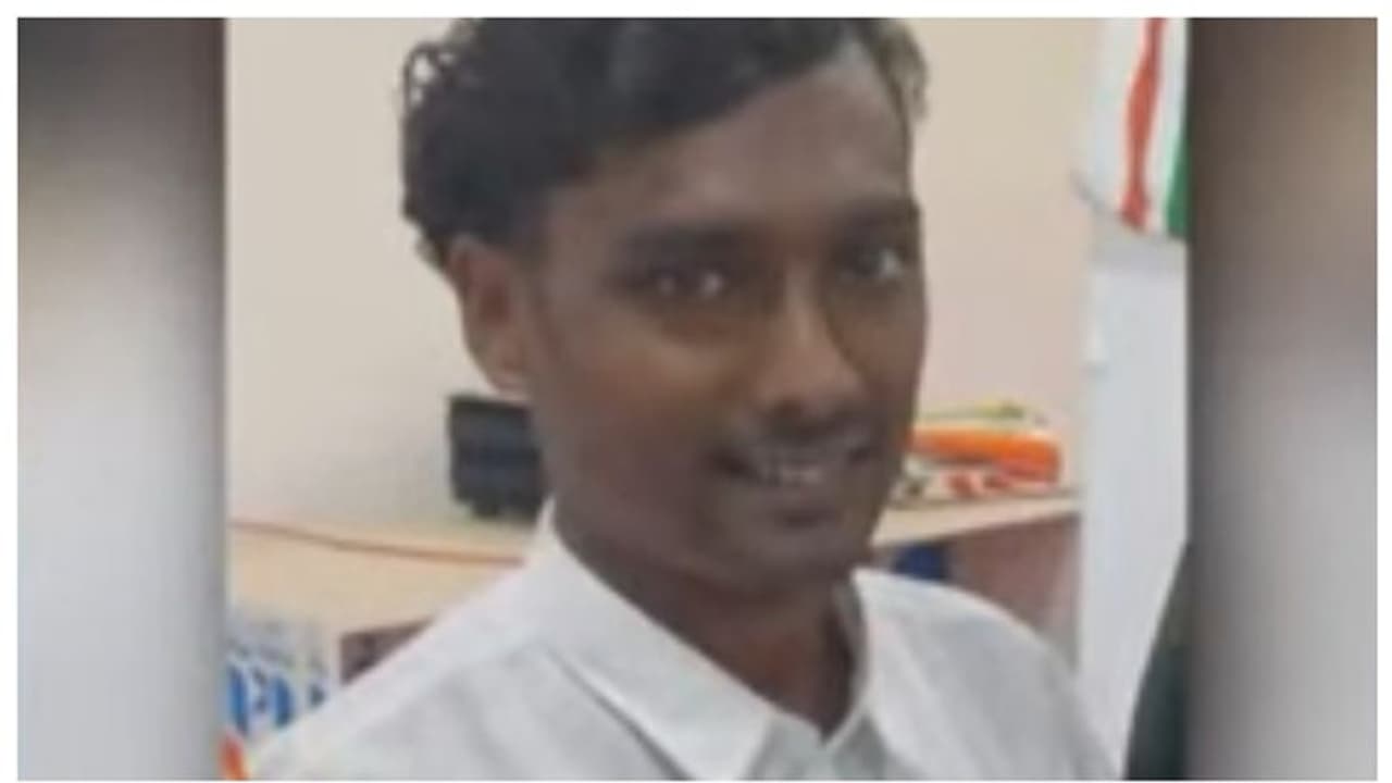 പ്രായപൂര്ത്തിയാകാത്ത ആണ്കുട്ടിയെ പീഡിപ്പിച്ചു, പയ്യന്നൂരില് യൂത്ത് കോണ്ഗ്രസ് നേതാവ് അറസ്റ്റില് പ്രായപൂര്ത്തിയാകാത്ത ആണ്കുട്ടിയെ പീഡിപ്പിച്ചു, പയ്യന്നൂരില് യൂത്ത് കോണ്ഗ്രസ് നേതാവ് അറസ്റ്റില്