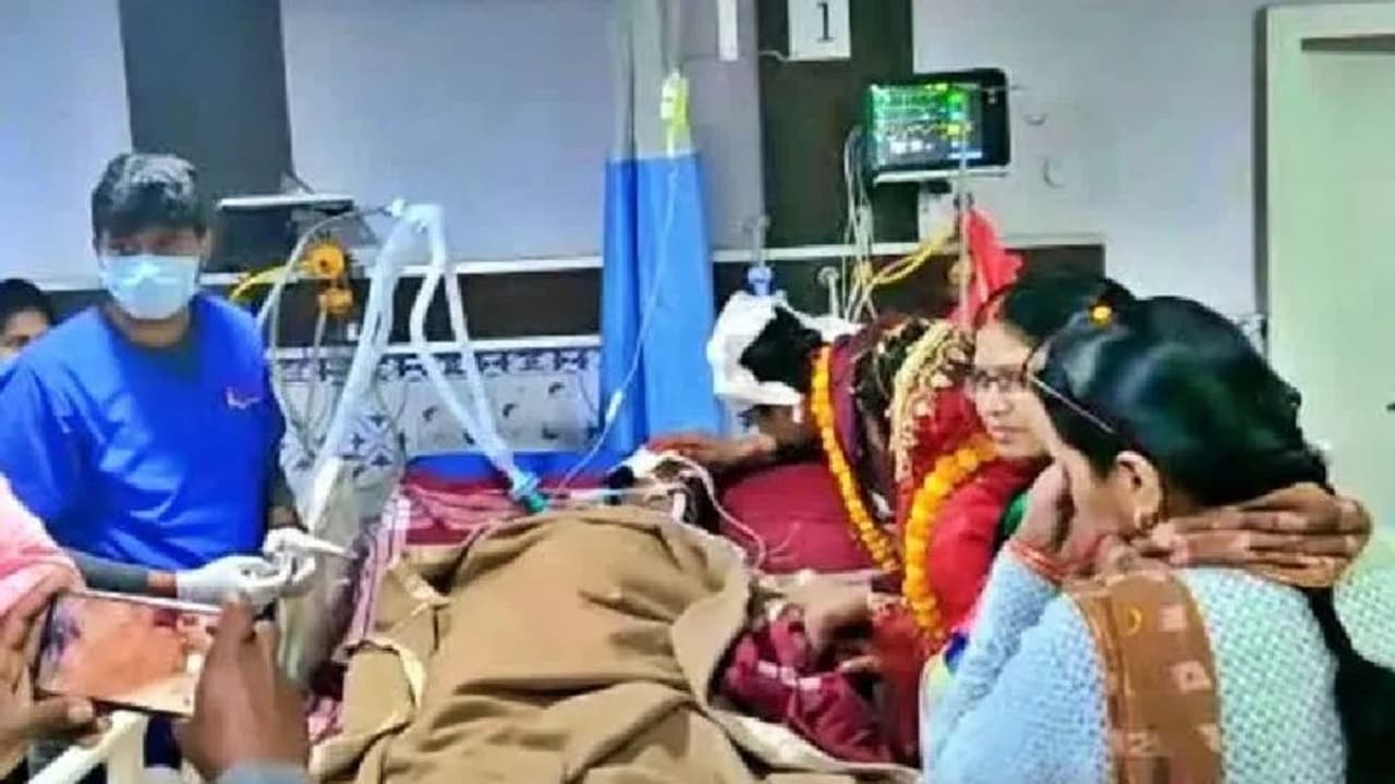 ಅಮ್ಮನ ಆಸೆ ಈಡೇರಿಸಲು ಐಸಿಯುನಲ್ಲೇ ಮದುವೆಯಾದ ಮಗಳು