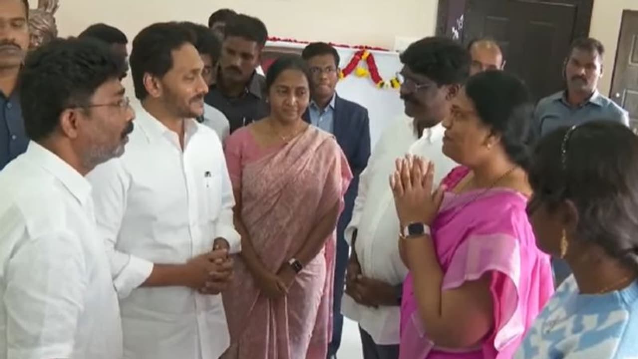 మంత్రి ఆదిమూలపు సురేష్ కుటుంబానికి సీఎం జగన్ పరామర్శ.. మంత్రి ఆదిమూలపు సురేష్ కుటుంబానికి సీఎం జగన్ పరామర్శ..