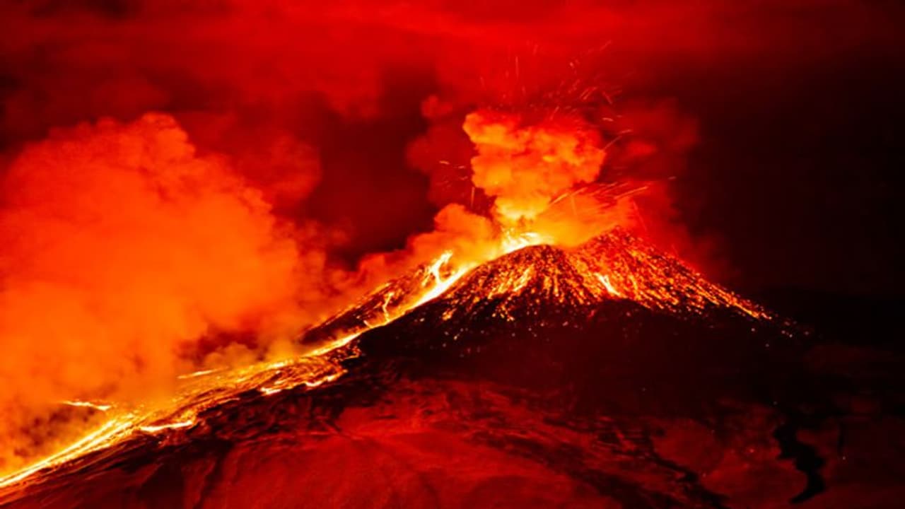 எரிமலையில் இருந்து பொங்கி வழியும் நெருப்பு குழம்புகள்.. ஆயிரக்கணக்கான மக்கள் வெளியேற்றம்.. 