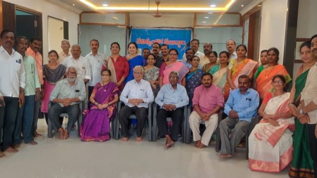 కవిత్వానికి మనుషులను మార్చే శక్తి ఉంది : రచయిత బ్రహ్మచారి కవిత్వానికి మనుషులను మార్చే శక్తి ఉంది : రచయిత బ్రహ్మచారి