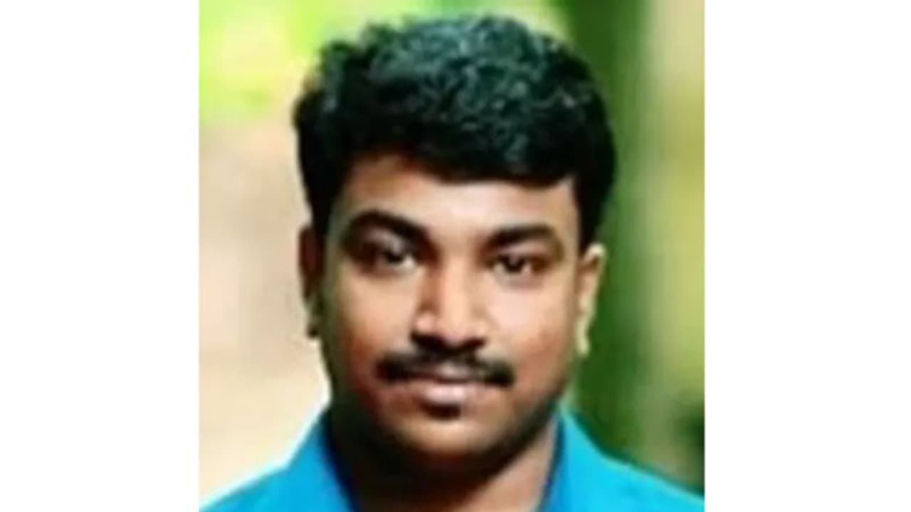 കുഴഞ്ഞു വീണതിനെ തുടര്ന്ന് ചികിത്സയിലായിരുന്ന പ്രവാസി യുവാവ് മരിച്ചു കുഴഞ്ഞു വീണതിനെ തുടര്ന്ന് ചികിത്സയിലായിരുന്ന പ്രവാസി യുവാവ് മരിച്ചു