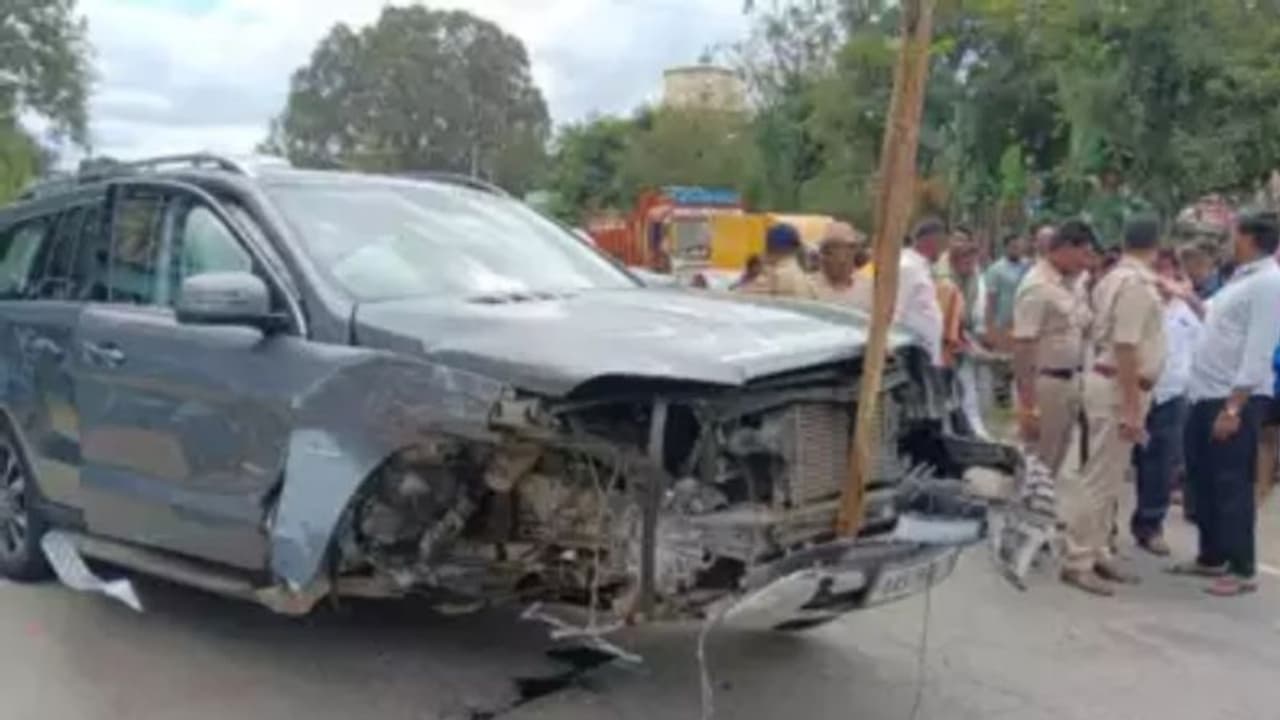 പ്രധാനമന്ത്രിയുടെ സഹോദരനും കുടുംബവും സഞ്ചരിച്ച കാര്‍ അപടകത്തില്‍പ്പെട്ടു