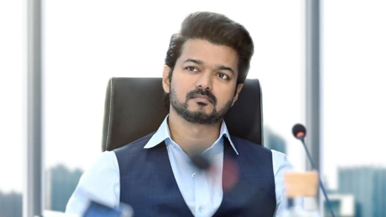 യുഎസില് വന് പ്രീമിയര് പ്ലാന് ചെയ്ത് 'വാരിസ്' നിര്മ്മാതാക്കള്; എത്തുക 1000 ല് ഏറെ സ്ക്രീനുകളില് യുഎസില് വന് പ്രീമിയര് പ്ലാന് ചെയ്ത് 'വാരിസ്' നിര്മ്മാതാക്കള്; എത്തുക 1000 ല് ഏറെ സ്ക്രീനുകളില്